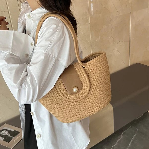 Damen Handtasche aus geflochtenem Naturmaterial mit elegantem Verschluss