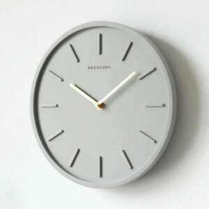 Nordische Zementwanduhr mit Metallpendel | Minimalistische skandinavische Uhr für modernes Interieur