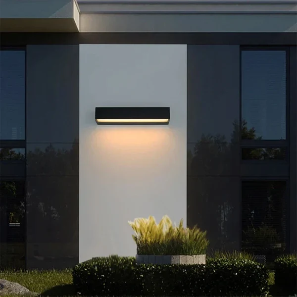 Moderne LED Wandleuchte für Außenbereich - Wetterfest, energiesparend, ideal für Garten und Terrasse Hover Image