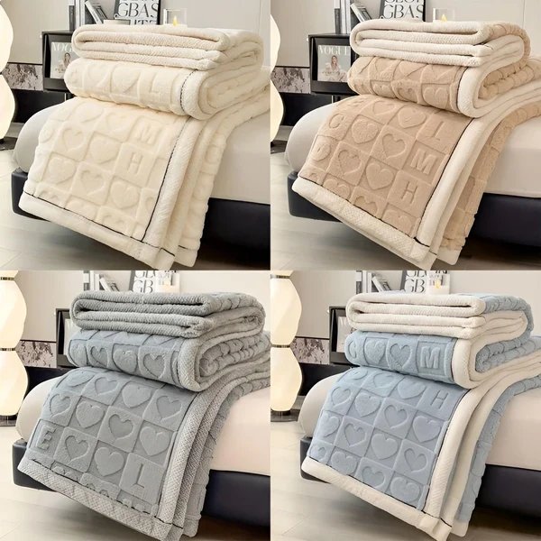 CoralDream Blanket – Warme Fleece-Winter-Blanket mit doppelseitigem Herz- und Buchstabenmotiv