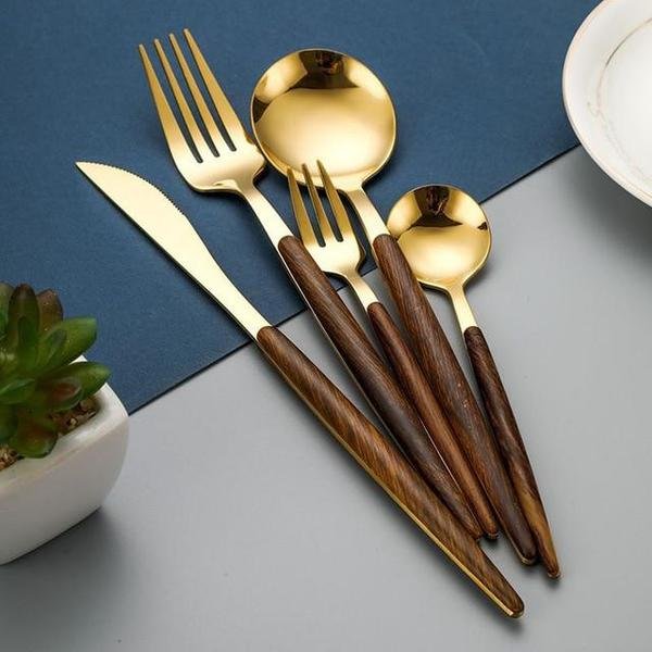 Elegantes Holzhantel Goldbesteckset für anspruchsvolles Essen
