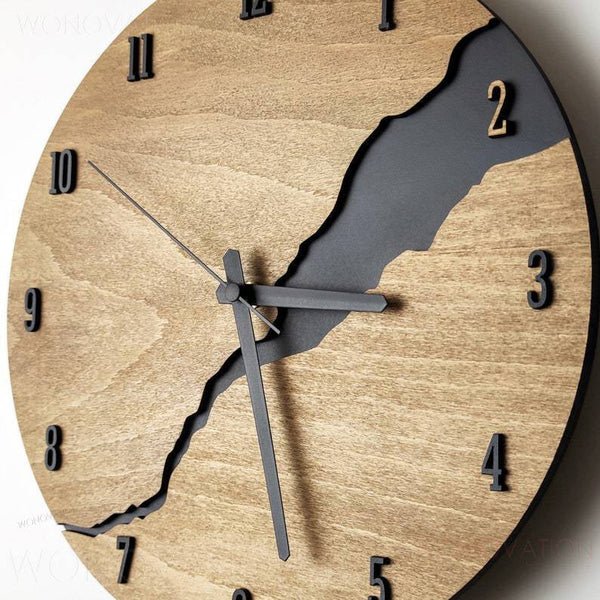 RusticEdge – Einzigartige Wanduhr mit Oberfläche aus rissigem Holz und rustikaler Eleganz Hover Image