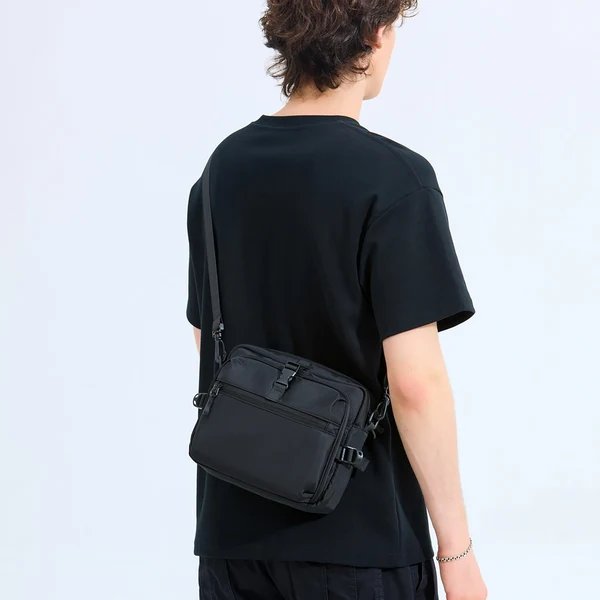 Verstellbare kompakte Slingtasche