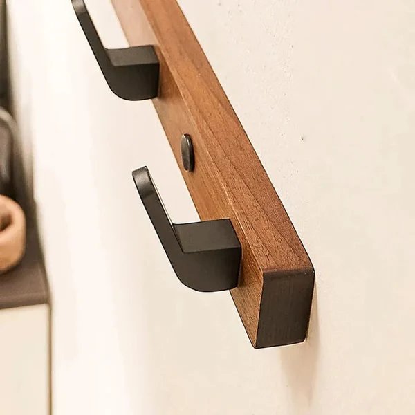 Minimalistischer Wandgarderobenhaken mit Garderobenhalter aus Holz und Metall Hover Image