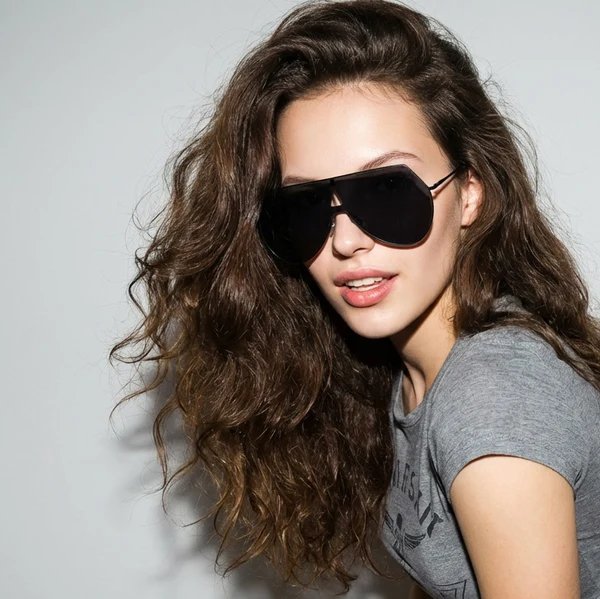 Damen futuristische Oversized-Sonnenbrille mit schützendem Metallrahmen