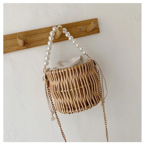 Damen Handtasche mit elegantem Perlengriff und geflochtenem Design