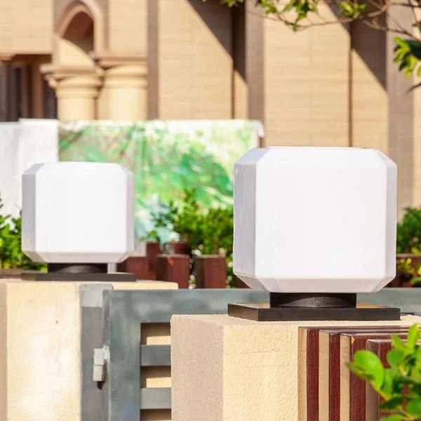 Elegante solarbetriebene Acryl-Außenlampe für den Garten Hover Image