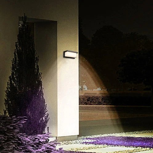 Zeitgenössische Schlichtheit Rechteckige Wasserdichte Solar-Menschenkörper-Induktions-LED-Außen-Wandleuchte für den Garten