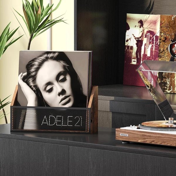 Wandregal Aus Vintage-Holz mit Dekorativem Metallgitter Hover Image