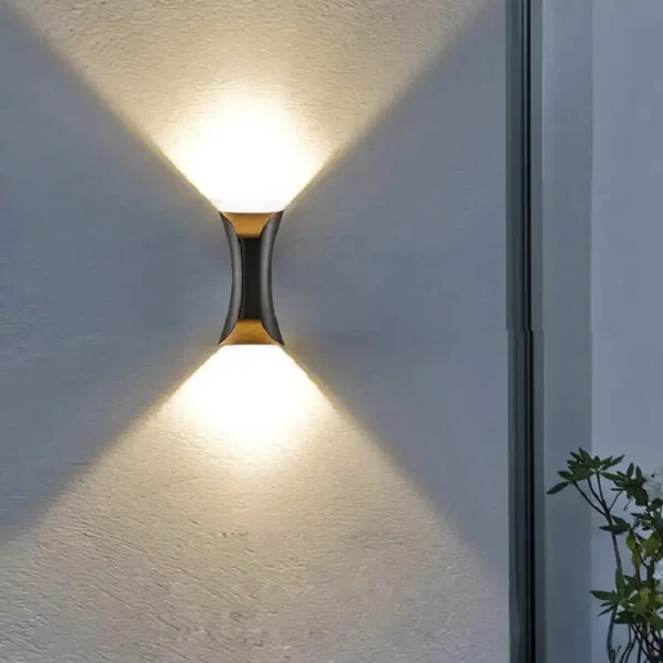 Farbenfrohe LED-Außenwandlampe Hover Image