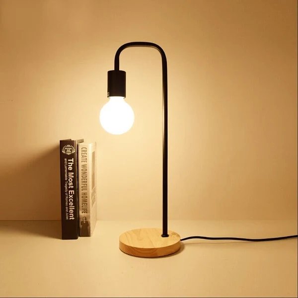 Edison Industrial Nachttischlampe mit Holzfuß und Metallkörper
