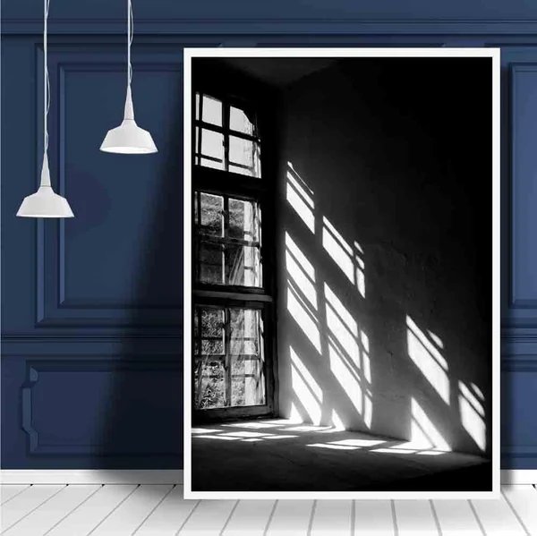 Schwarz-Weiß-Fotodruck: Licht durchs Fenster