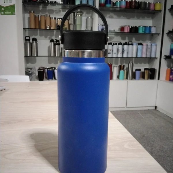 Damen isolierte Sporttrinkflasche