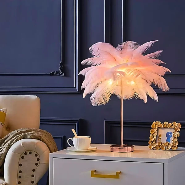 Atmosphärische Federpalmenlampe - LumaPalm Hover Image