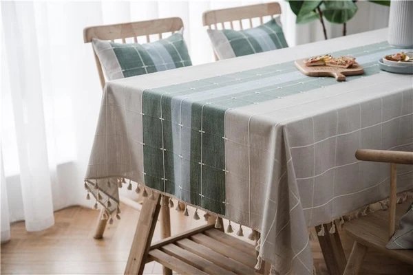 Dreifarbige karierte dekorative Leinentischdecke mit Quasten