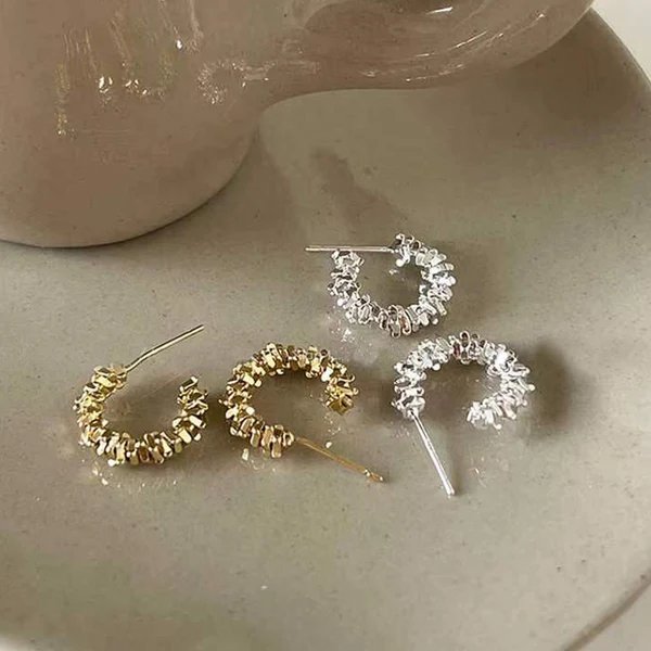 Glitzernde Creolen mit Funkelnden Details