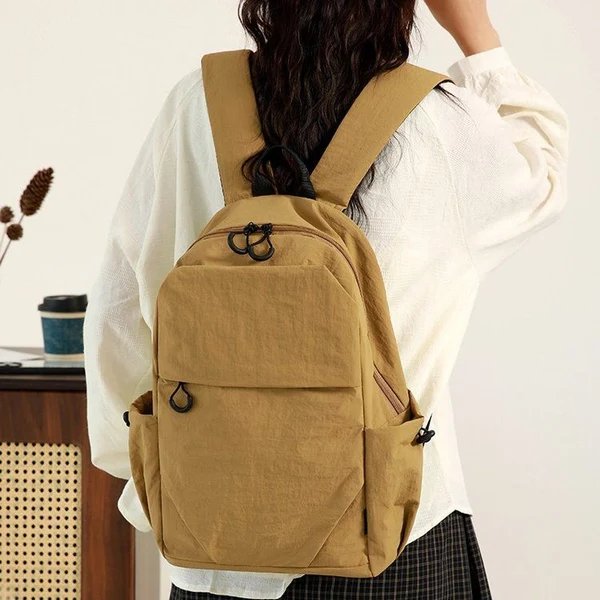 Alltagsrucksack mit Elastischen Seitentaschen Hover Image
