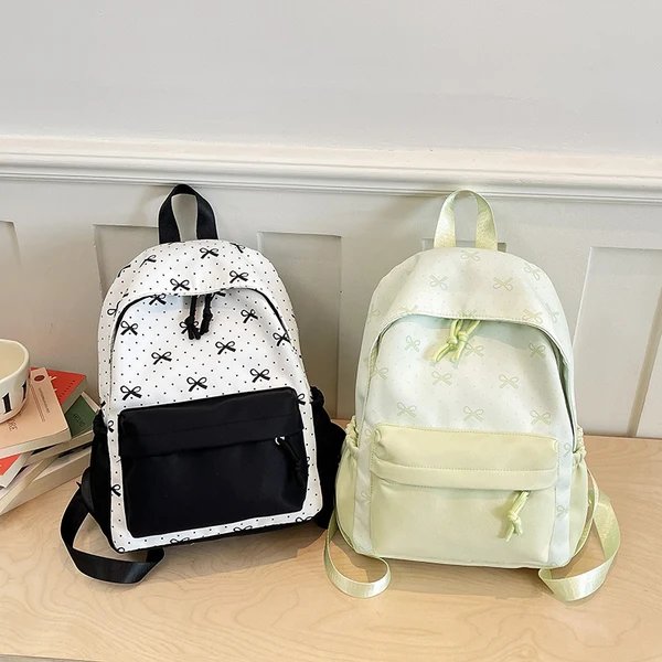 Niedlicher Alltagsrucksack mit Aufgestickten Schleifen