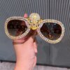 Damen Statement-Sonnenbrille mit auffälligem Totenkopf-Design und funkelndem Kristallbesatz