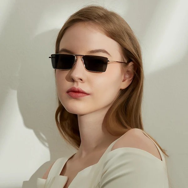 Damen elegante quadratische Sonnenbrille mit schmalem Metallrahmen und UV-Schutz