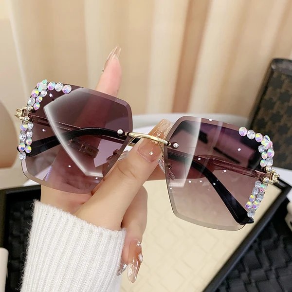 Damen Sonnenbrille mit extravagantem Strassrahmen