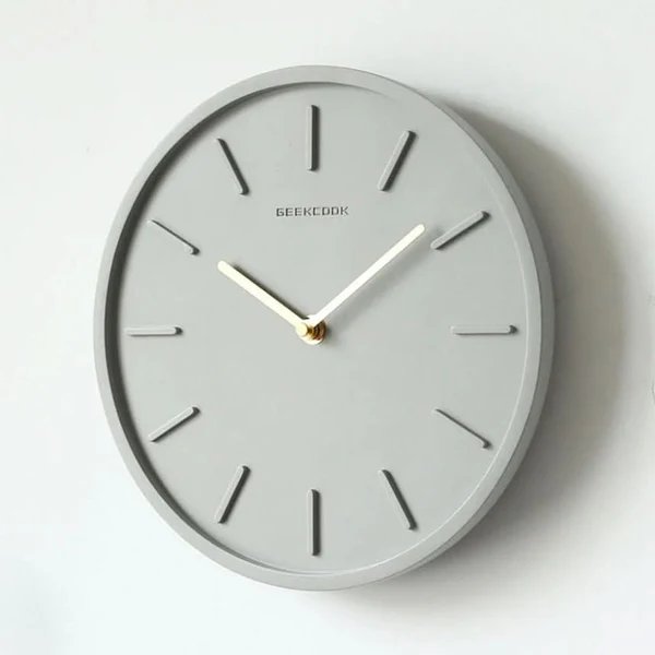 Skandinavische Zementwanduhr mit Metallpendel