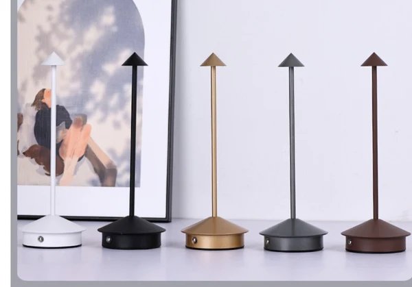 ZenLume | Minimalistische wasserdichte und dimmbare kabellose LED-Tischlampe Hover Image