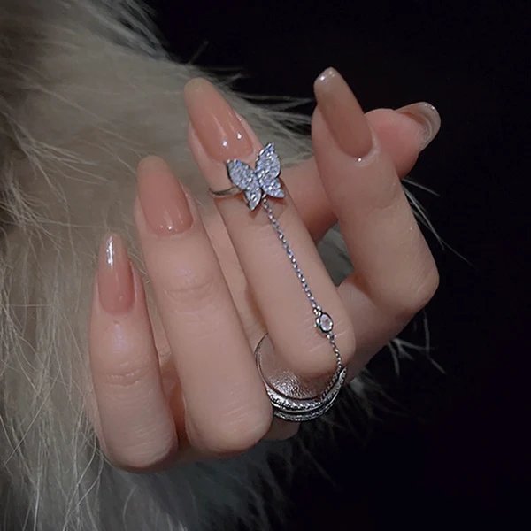 Verspieltes Ring-Set mit Schmetterlings-Elementen