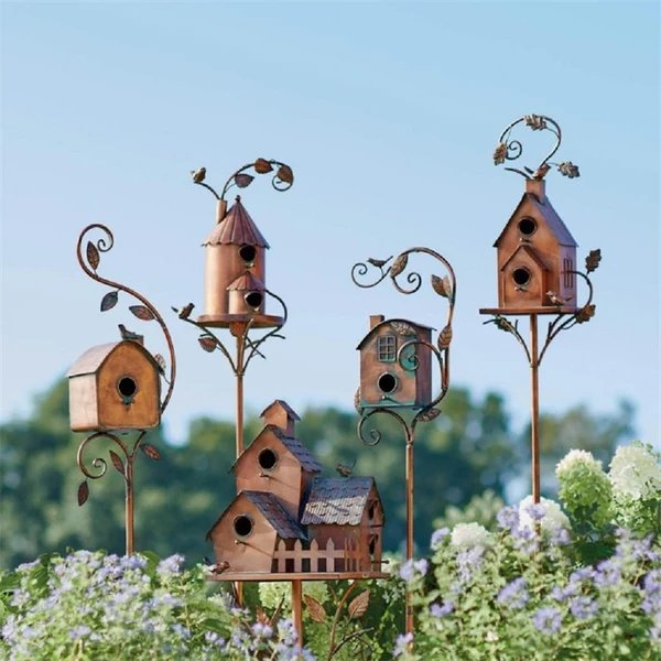 Vogelhaus aus Metall auf Gartenpfahl