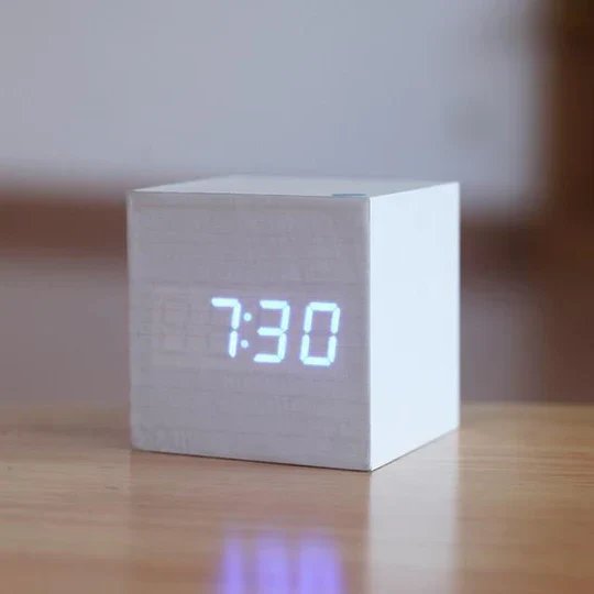 Holzmaserung LED Tischuhr