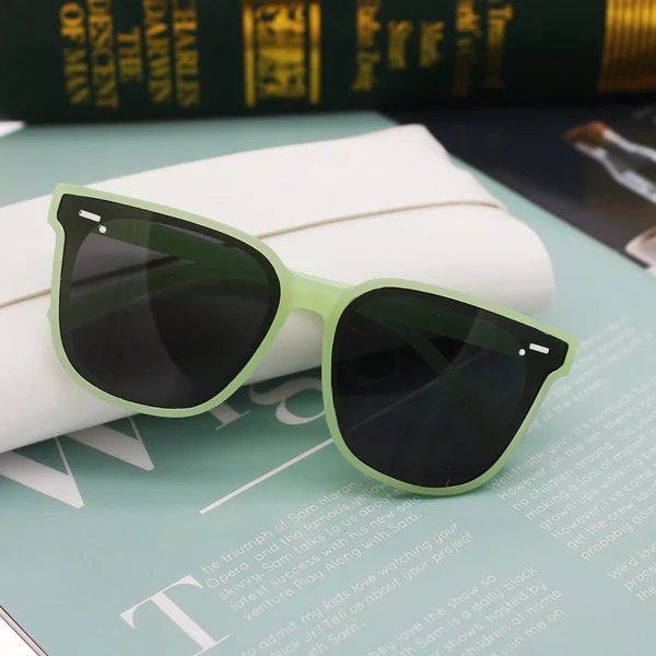 Damen moderne Sonnenbrille mit filigranem Rahmen und UV-Schutz