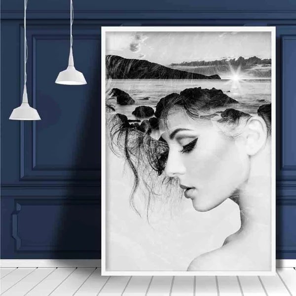 Abstraktes Schwarz-Weiß-Foto einer Frau am Strand (Kunstdruck) Hover Image
