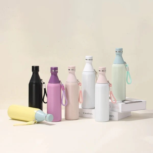 Damen isolierte Wasserflasche mit praktischem Trageband