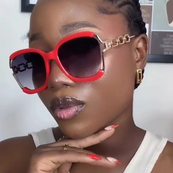 Damen modische Sonnenbrille mit goldenen Kettendetails