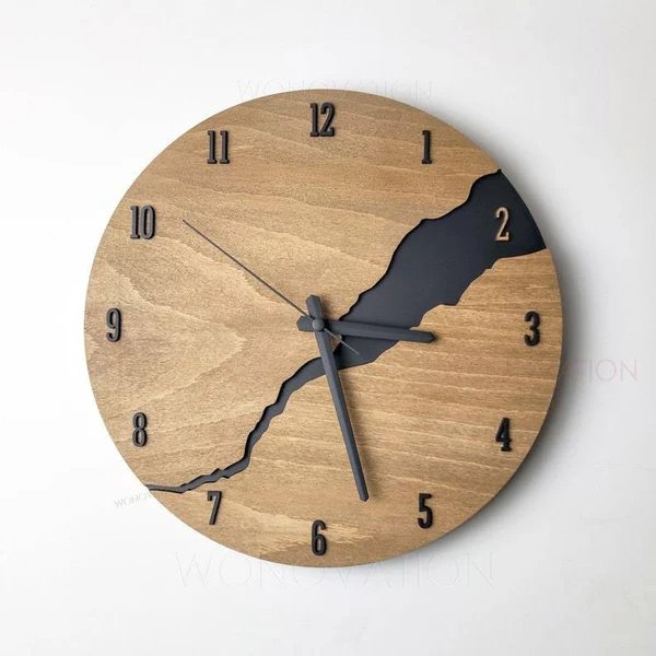 RusticEdge – Einzigartige Wanduhr mit Oberfläche aus rissigem Holz und rustikaler Eleganz