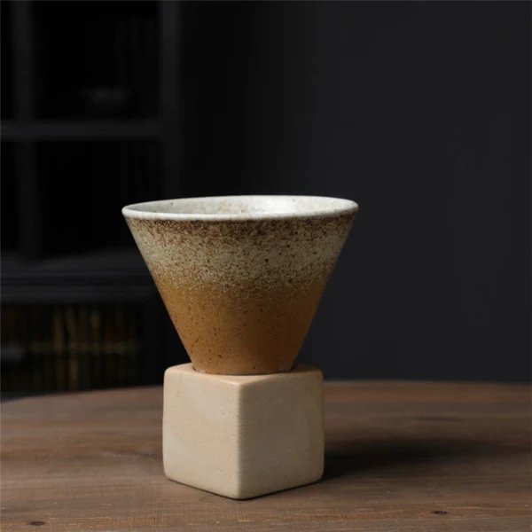 Grobkeramische Kaffeetasse mit Basis Kegelform Couture Tasse & Basisset