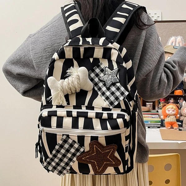 Rucksack mit Kreativen Applikationen und Praktischen Fächern