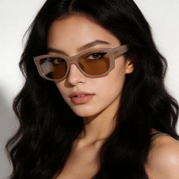 Damen stylische Sonnenbrille mit modernem transparentem Rahmen